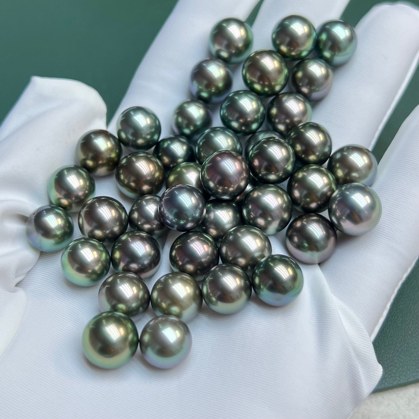 005.Seawater pearl black Tahitian  pearl (one clam contain one inside)