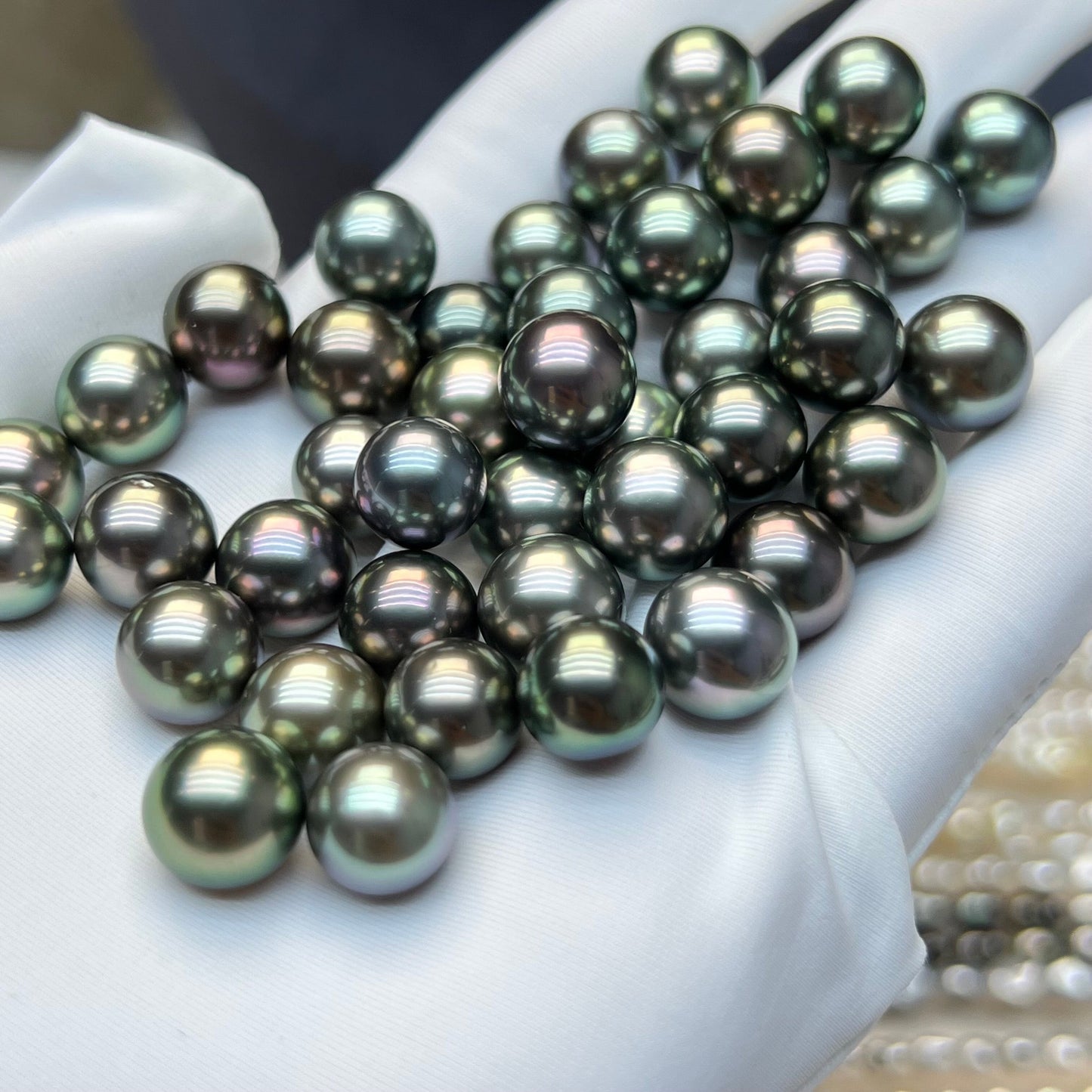 005.Seawater pearl black Tahitian  pearl (one clam contain one inside)